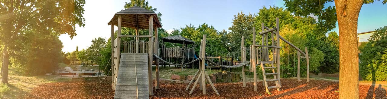 Farmok játszótérrel